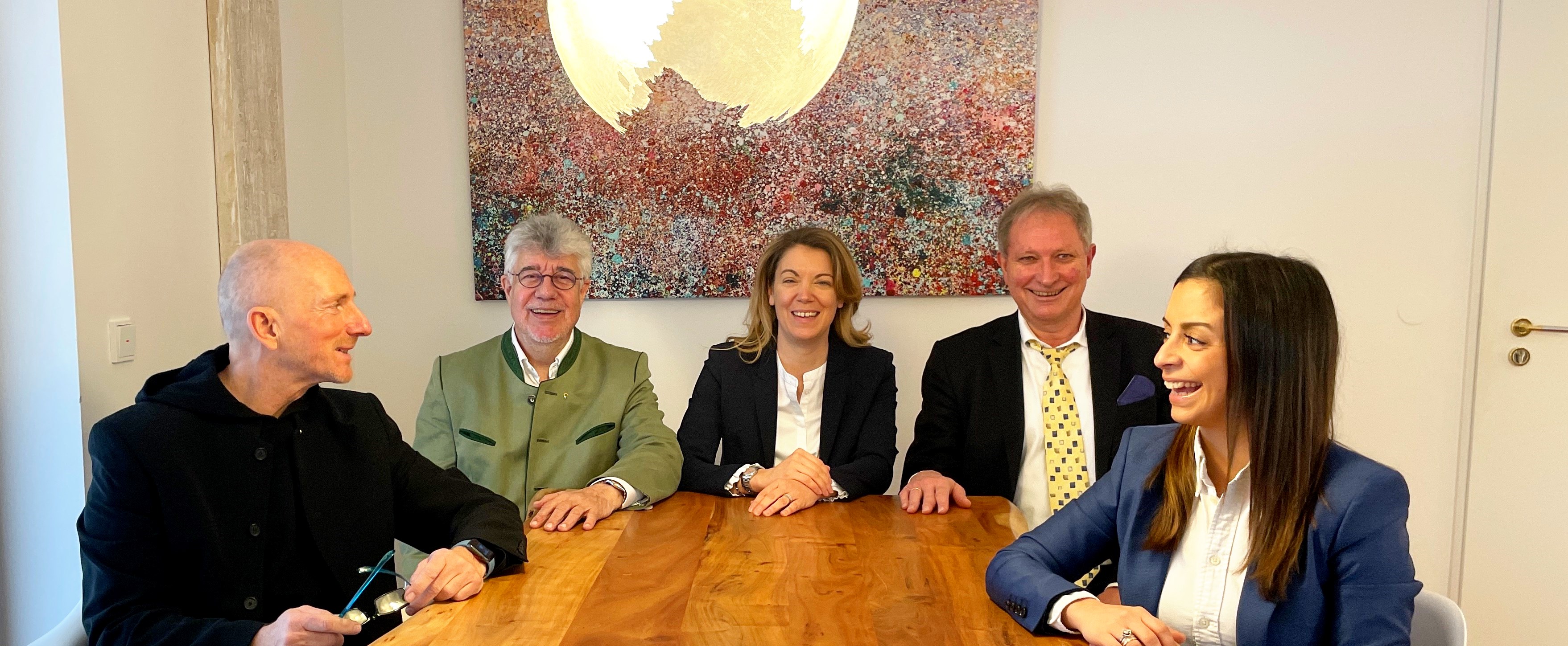 Besprechung am Konferenztisch im Advocatenhaus