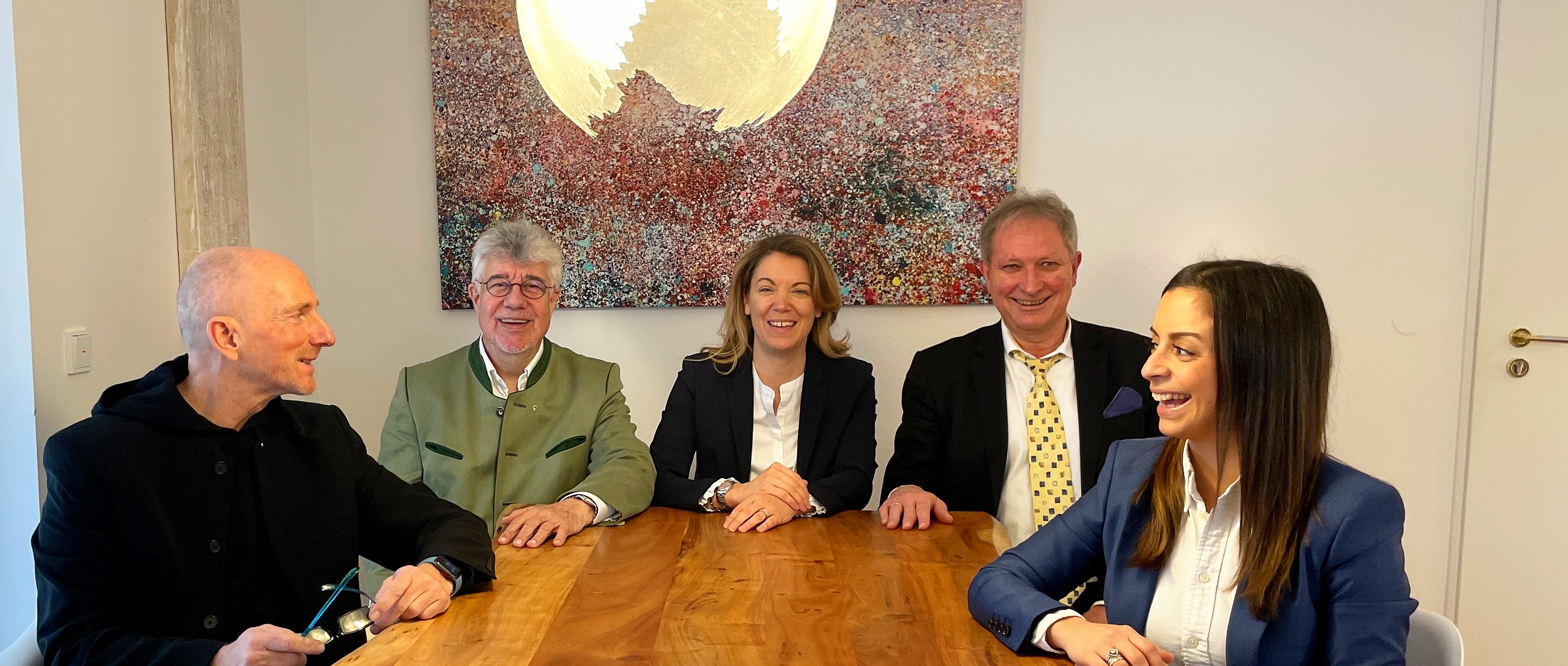 Besprechung am Konferenztisch im Advocatenhaus